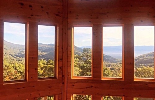 McGaheysville House | 2 Primary Suites - Spacious Log Home - Incredible Mountain Views and Location