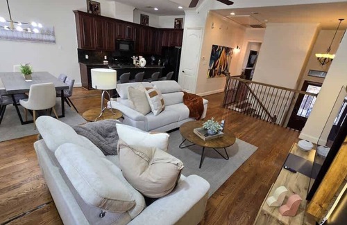 Woodlake - Briar Meadow House | 2 Prime Galleria Rentals Jacuzzi