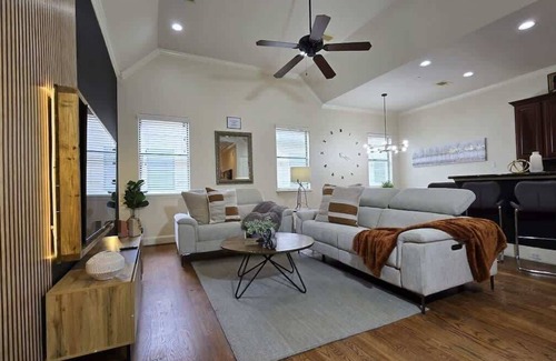 Woodlake - Briar Meadow House | 2 Prime Galleria Rentals Jacuzzi