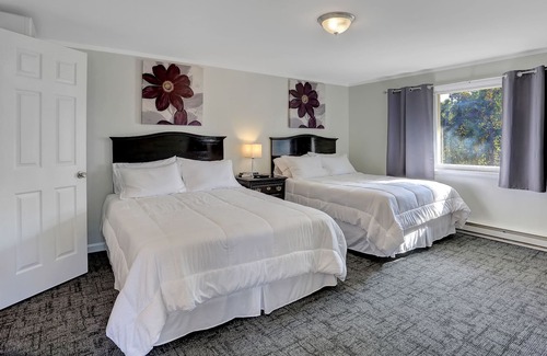 Halifax House | 2 Qn Beds at Halifax Inn. On 147 Near Millersburg