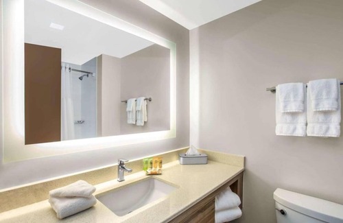 Dania Beach Hotel | 2 Queen Bed @ Modern Retreat with Rooftop Pool | Close to Airport