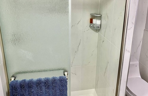 Westbury House | 2 Queen Beds, full kitchen, and wireless phone chargers in a cozy, spacious apt
