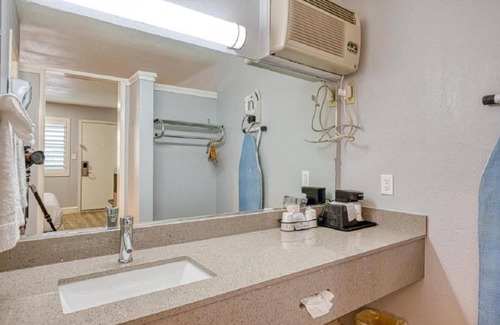 San Luis Obispo House | 2 Queen Beds Non-Smoking Accessible