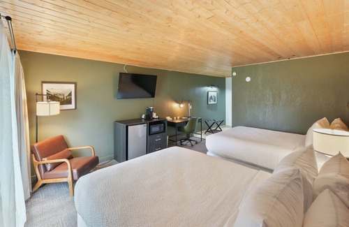 Townsend Hotel | 2 Queen + Mountain Retreat
