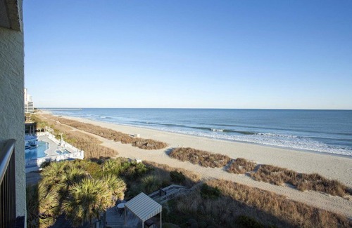 Myrtle Beach Hotel | 2 Queens Oceanfront Room - Sea Crest Resort