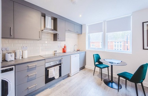 Swindon Apartment | 2 Regent Circus Apartment Central Location Long Stays