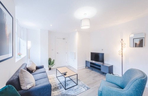Swindon Apartment | 2 Regent Circus Apartment Central Location Long Stays