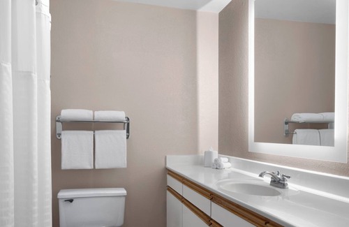 Pleasanton Hotel | 2 Relaxing Units | A Short Ride to Vineyards | Room w/Kitchen