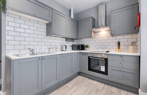 Llanelli House | 2 RM Studio, Smart Tv's, close to all amenities