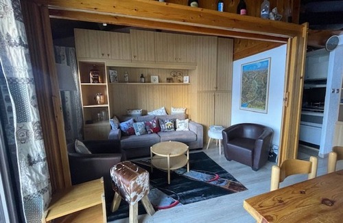 Enchastrayes Apartment | 2-Room Apt at ski slopes, 4 sleeps, balcony