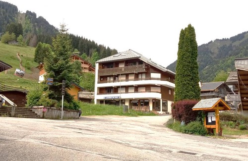 Saint-Jean-dʼAulps Apartment | 2-room cabin near slopes - Parking - Mountain view