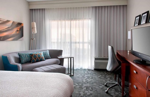 Middletown Hotel | 2 Rooms | Family Ready Accommodations | Close to Bowen's Wharf