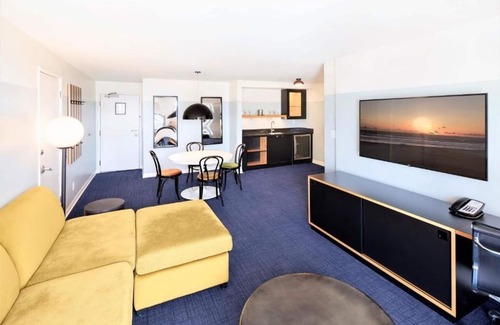 Venice Hotel | 2 Rooms Near Venice Boardwalk | Balcony | Rooftop | Free Breakfast
