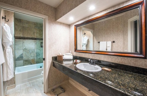 Barron Park Hotel | 2 Serene Unit with Outdoor Pool, Balcony Free Breakfast & Parking