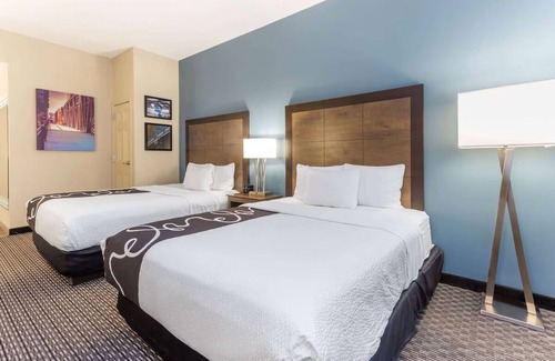 Downtown Chicago Hotel | 2 Spacious Rooms with 2 Queen Beds Near Magnificent Mile