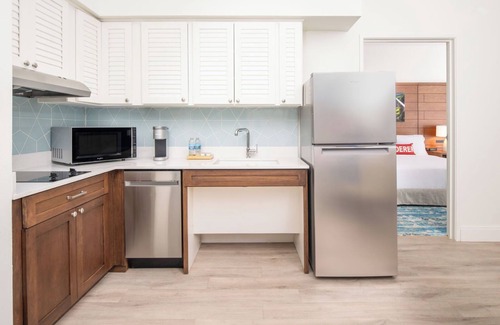 Park Shore Hotel | 2 Spacious Units Ideal For Family and Friends | Short Drive from Beaches