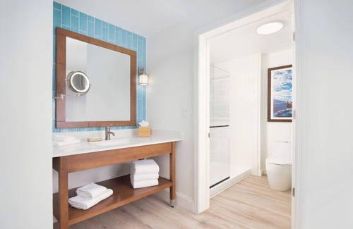 Park Shore Hotel | 2 Spacious Units Ideal For Family and Friends | Short Drive from Beaches