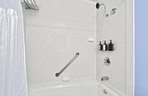 Downtown San Francisco Hotel | 2 Spacious Units with Pool & Free Breakfast in San Francisco SoMa