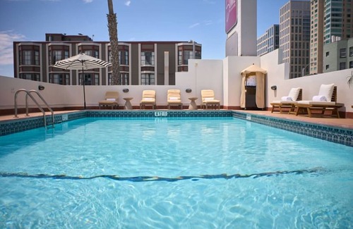 Downtown San Francisco Hotel | 2 Spacious Units with Pool & Free Breakfast in San Francisco SoMa