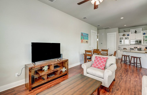 Sailhouse House | 2-story dog-friendly home with balcony, W/D, gas grill & on-site outdoor pool