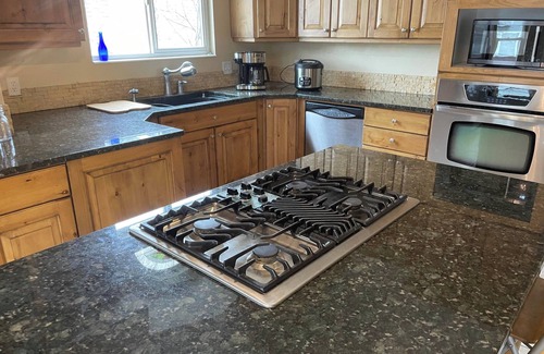 West Jordan House | 2 story, private, quiet upscale neighborhood MINUTES FROM 4 MAJOR SKI RESORTS