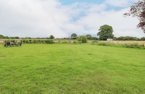 Norwich Cottage | 2 STUD COTTAGE, family friendly, with a garden in Buxton, Norfolk