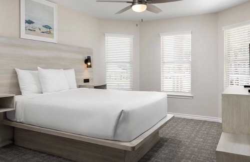 Galveston Hotel | 2 Stylish Resort Villas w/Kitchen + Beach Access Near Attractions