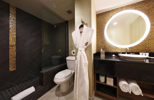 Los Angeles Hotel | 2 Stylish Rooms Near Santa Monica Beaches | Rooftop Dining, Iconic View, Pool!