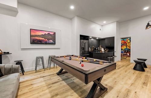 Caton House | 2 Suites | Indoor Heated Pool, Spa, Game Room, Firepits, Corn Hole, Bocce Ball