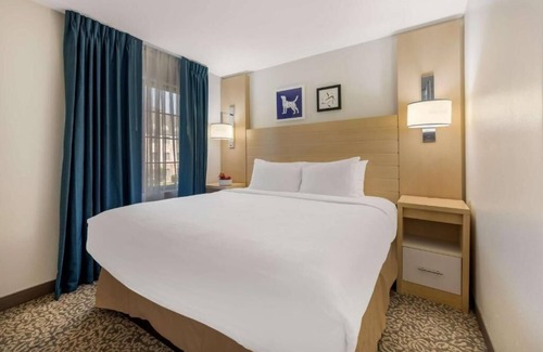 Arrowood Hotel | 2 Suites - Relax in Convenience Close to NASCAR Hall of Fame and Carowinds
