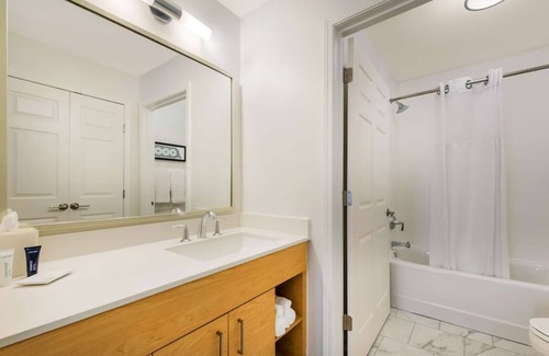 Arrowood Hotel | 2 Suites - Relax in Convenience Close to NASCAR Hall of Fame and Carowinds