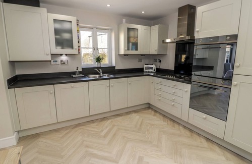 Lower Lemington Cottage | 2 SUMMERS WAY, pet friendly, with open fire in Moreton-In-Marsh