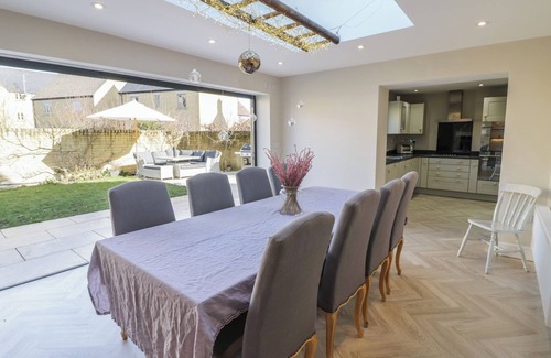 Lower Lemington Cottage | 2 SUMMERS WAY, pet friendly, with open fire in Moreton-In-Marsh