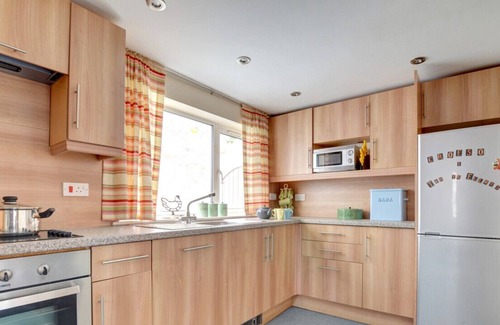 Pontardawe House | 2 Tan-yr-Eglwys - Three Bedroom House, Sleeps 5