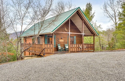 Gatlinburg - Pigeon Forge Cabin | 2-Tier Deck & Hot Tub: Quiet Sevierville Cabin