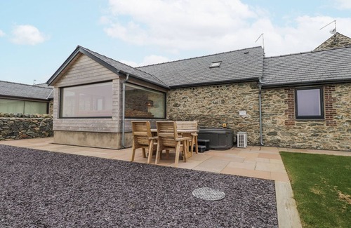 Holyhead Cottage | 2 TREM Y MOR, family friendly, with hot tub in Llanfachraeth
