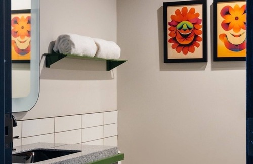 East Nashville Hotel | 2 Trendy Rooms w/Rooftop Bar and Curated Mini-Bars Near Nissan Stadium – 1 Mi.