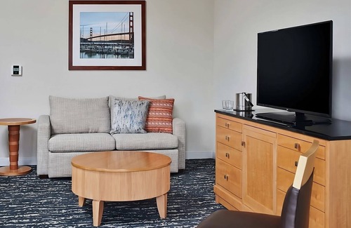Berkeley Hotel | 2 Units | Golden Gate Retreat | Poolside Stay & Parking near UC Berkeley