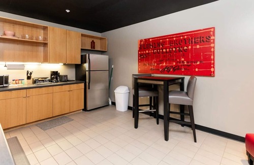 Downtown Des Moines Apartment | 2 units in 1! Silver Screen Getaway - Downtown Dsm