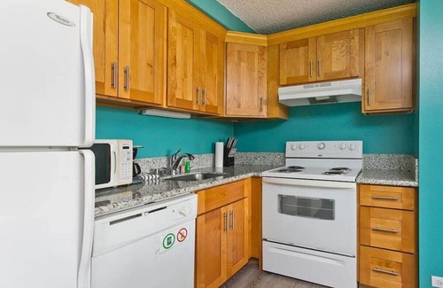 Diamond Head - Kapahulu - St. Louis Condo | 2 Units in Honolulu - Walk to Waikiki Beach! Sleeps 8.