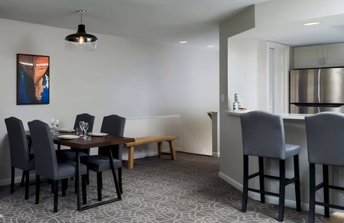 Manchester House | 2 Units Mountain Retreat w/Golf, Spa, Heated Pool | Hiking & Minutes to Bromley