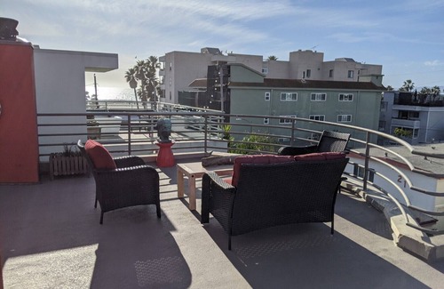 Venice House | #2-Venice Beach's FINEST 1877SF 2BD 2BA & 2 CAR ATTACHED ENCLOSED PRIVATE GARAGE