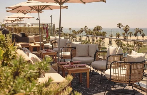 Venice Hotel | 2 Venice Rooms Just Steps from Beach | Rooftop | Balcony | Free Breakfast