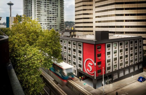 Belltown Hotel | 2 Vibrant Rooms Near Space Needle w/Designer Toiletries & Funky Decor