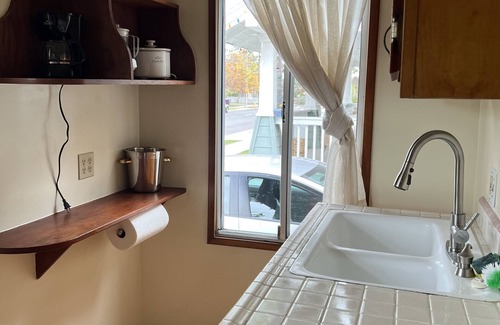 Eastside Apartment | #2-Walk to Beach, Museum, Theater, shops & restaurants