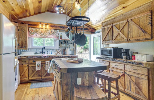 Skyland Cabin | 20-Acre Cabin w/Pond: 5 Mi to Biltmore Estate!