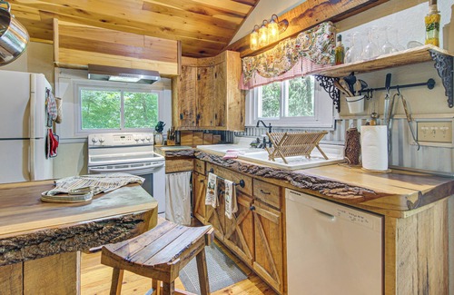 Skyland Cabin | 20-Acre Cabin w/Pond: 5 Mi to Biltmore Estate!