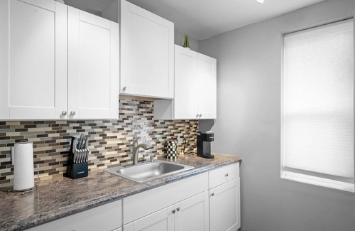 Roosevelt Condo | 20 Chelsea Place On The Park, In Heart Of Downtown