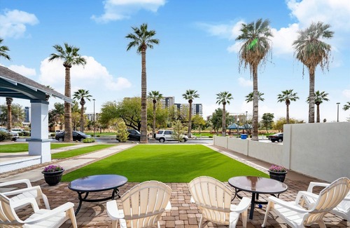 Roosevelt Condo | 20 Chelsea Place On The Park, In Heart Of Downtown