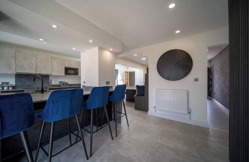 Lytham St. Anne's House | 20 Guest Luxury Stay - Private Pool, Hot Tub & Gym.